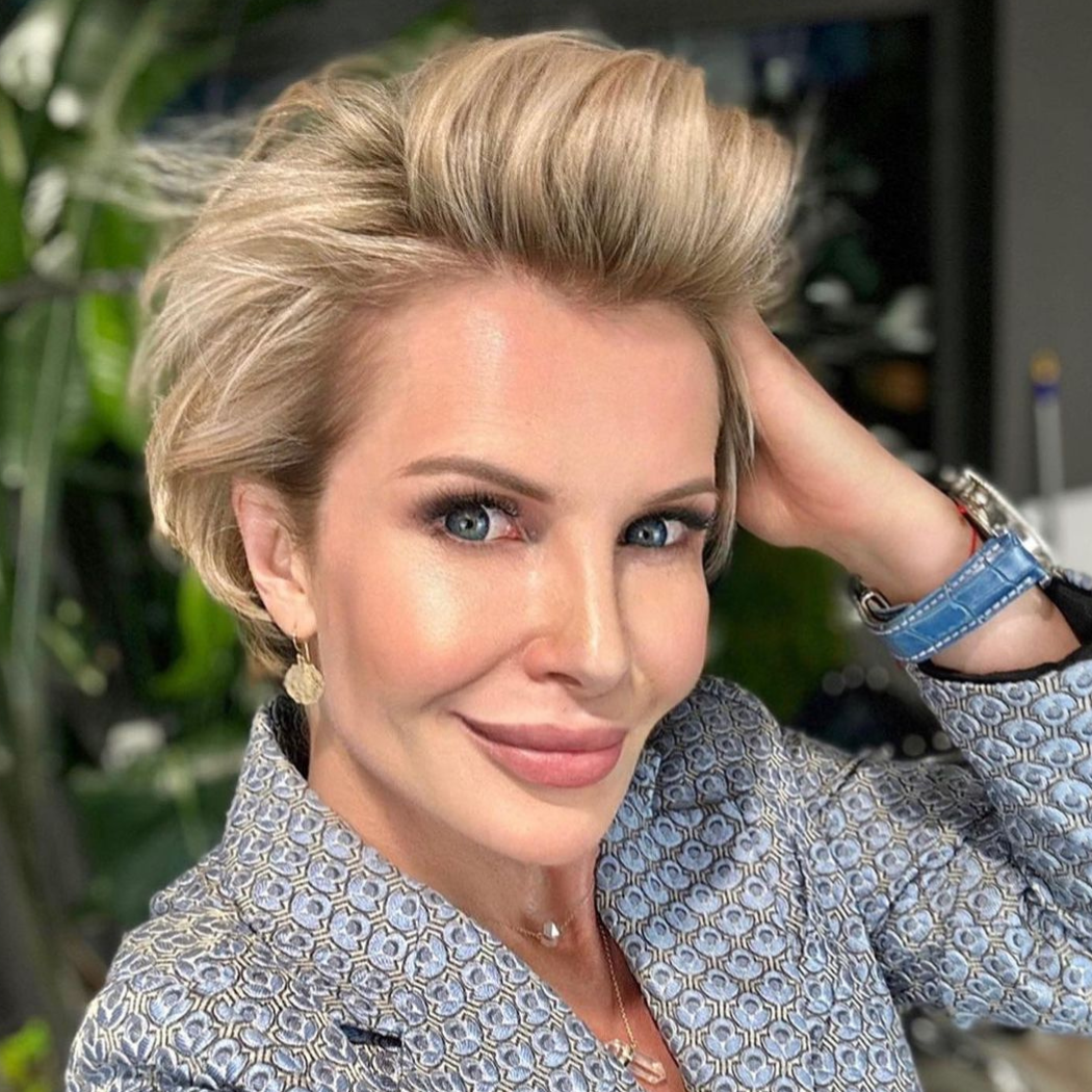 Joanna Racewicz z torebką wielkości walizki zadaje szyku w galerii. Stylowo?